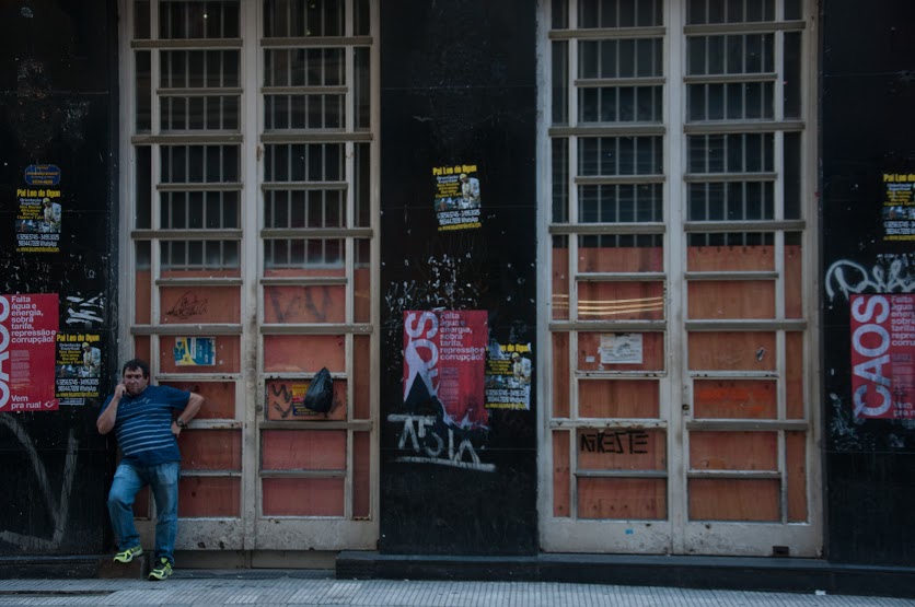 O Logo da revista AGRESTE "pixado" com fita isolante em uma parede do centro da cidade