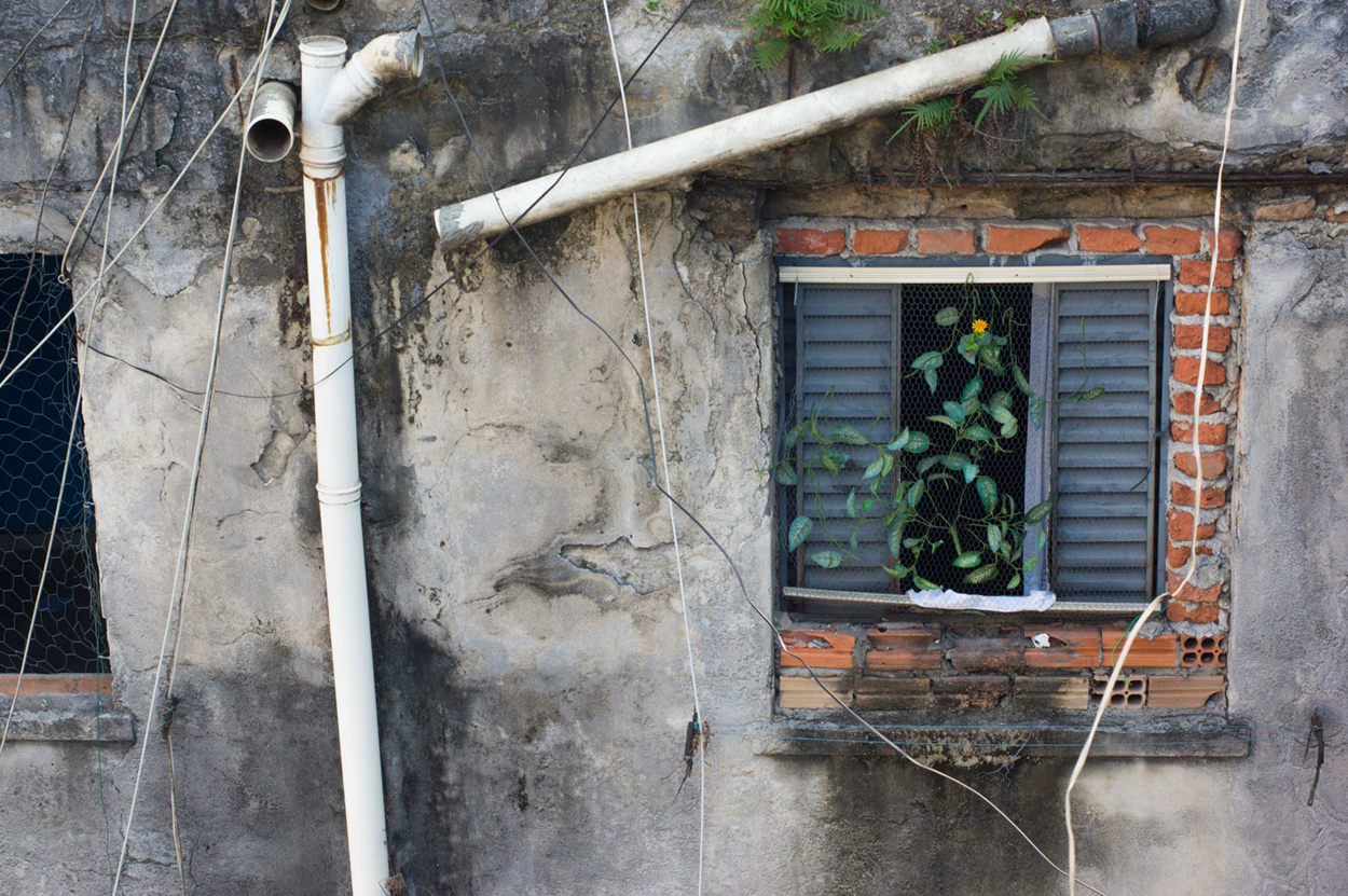 Fotografia de um prédio deadente na cidade