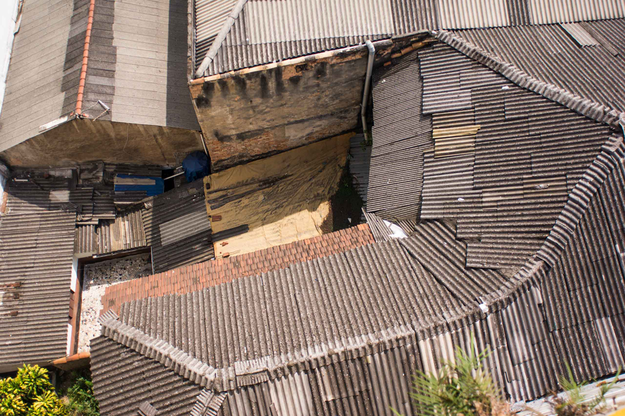 Fotografia de um prédio deadente na cidade