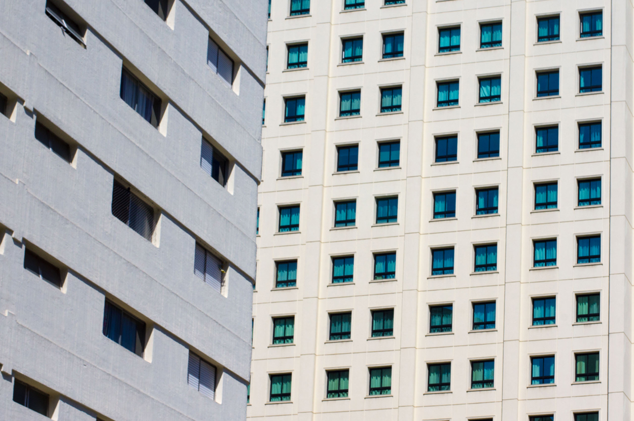 Fotografia de um prédio deadente na cidade