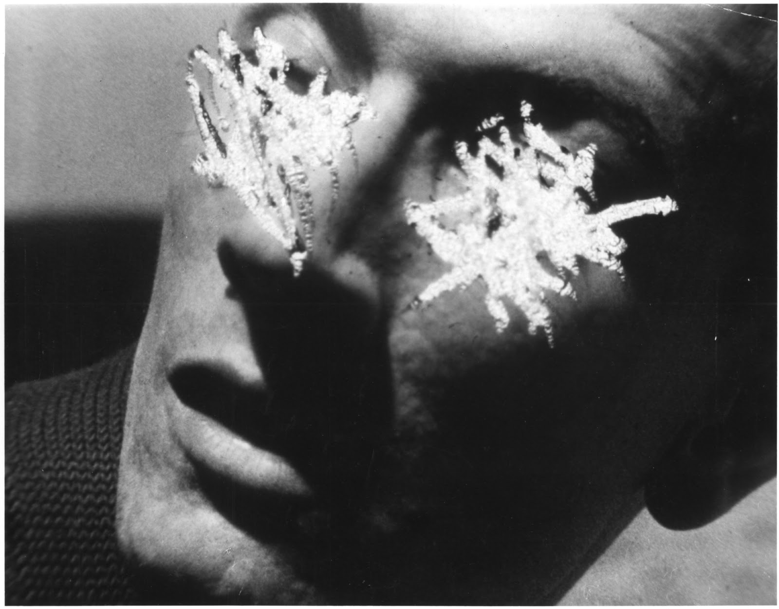 Frame do filme "Reflections on Black" de Stan Brakhage