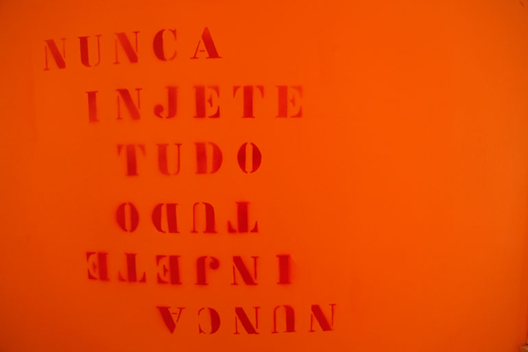 Imagem Laranja com texto dizendo "Nunca Injete Tudo"