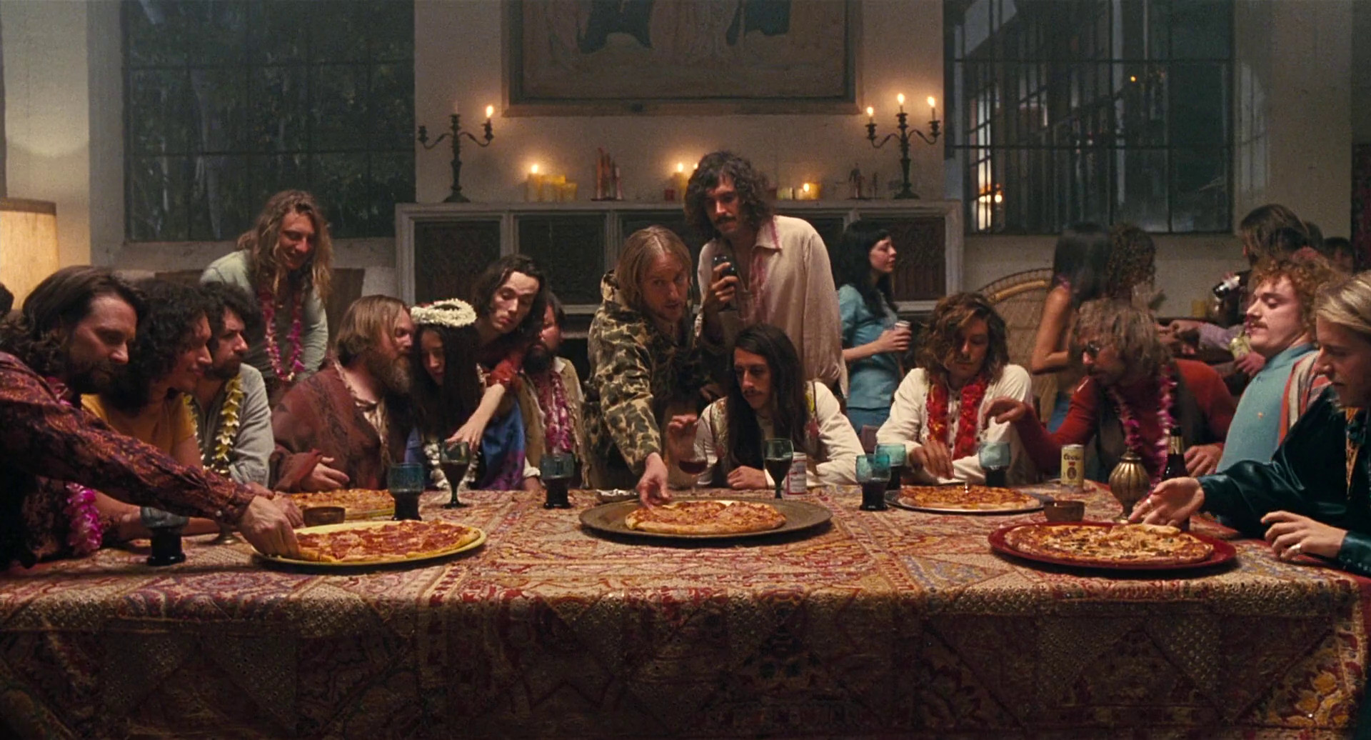 Frame do filme "Vício Inerente" de Paul Thomas Anderson